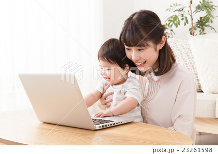パソコンとママと赤ちゃんの写真素材