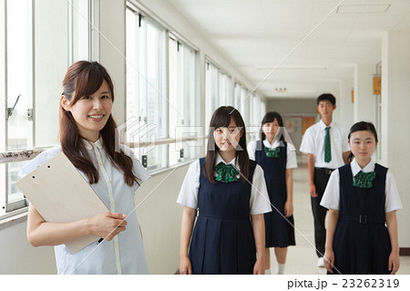 学校の廊下を歩く中学生と担任の先生 学校の廊下を歩く中学生と担任の先生 23262319