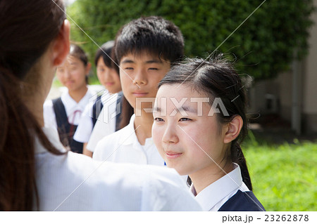 先生に質問をする女子中学生 先生に質問をする女子中学生 23262878