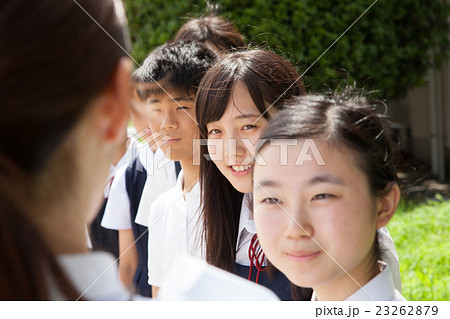 先生に質問をする女子中学生 23262879