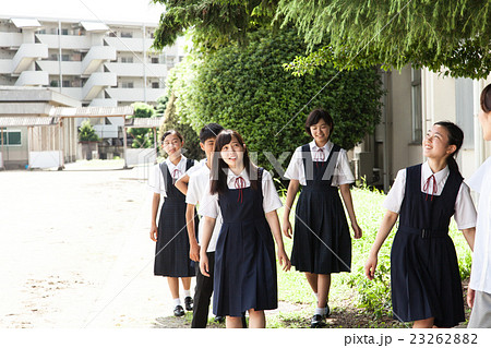 学校を見学する生徒たち 23262882