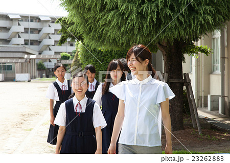 学校を見学する生徒たち 23262883