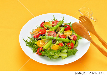 ヘルシーな野菜グリーンサラダ 具材はリーフレタス ミニトマト アスパラガス オリーブ 塩漬け の写真素材