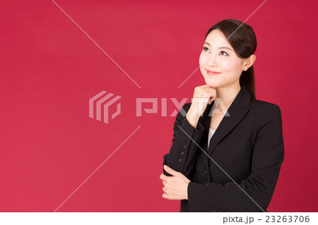 キャリアウーマン　赤バックイメージ 23263706