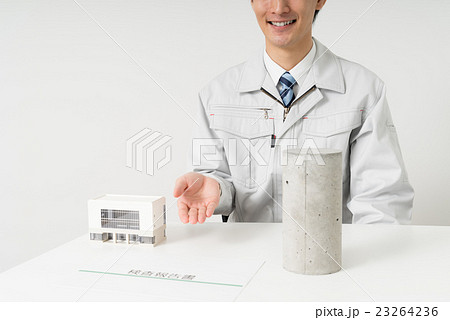 ビル模型と技術者 23264236