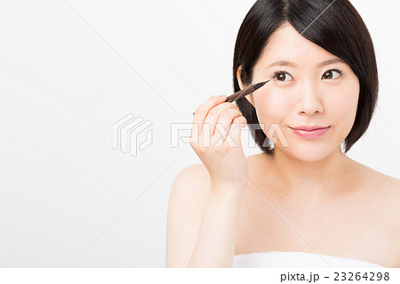 アイラインを引く女性 23264298