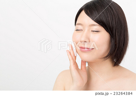 メイクをする女性 23264384