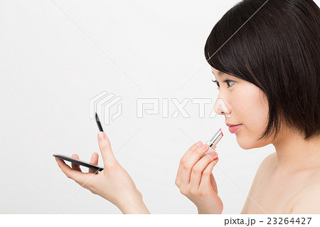 ビューティーイメージ・口紅とコンパクト ビューティーイメージ・口紅とコンパクト 23264427