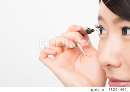 メイクする女性・アイライン 23264462