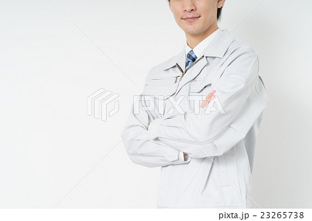 腕組をする作業員 腕組をする作業員 23265738