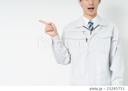 指さしをする作業員 指さしをする作業員 23265751