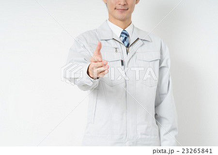 握手をする作業員 23265841