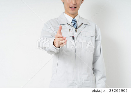 握手をする作業員 握手をする作業員 23265905