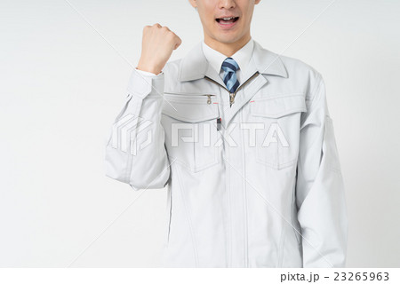 ガッツポーズをする作業員 23265963
