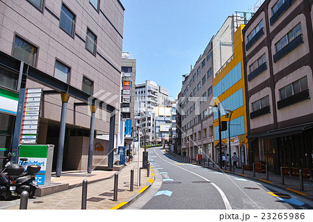 六本木の芋洗坂通り（坂下から坂上方向） 23265986