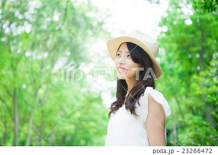 麦わら帽子をかぶった女性 23266472