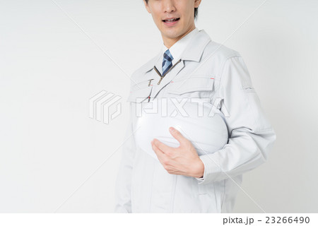 ヘルメットを持つ作業員 ヘルメットを持つ作業員 23266490