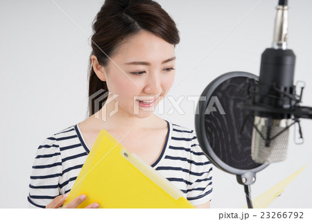 若い女性（ナレーターイメージ） 23266792