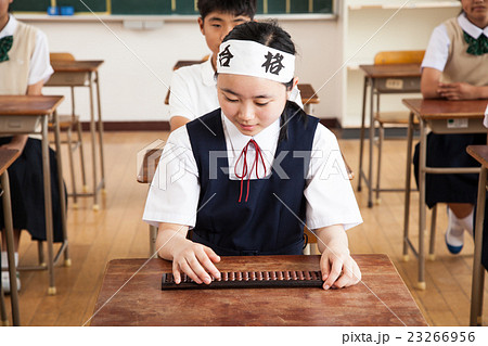 そろばんを弾く女子中学生 そろばんを弾く女子中学生 23266956