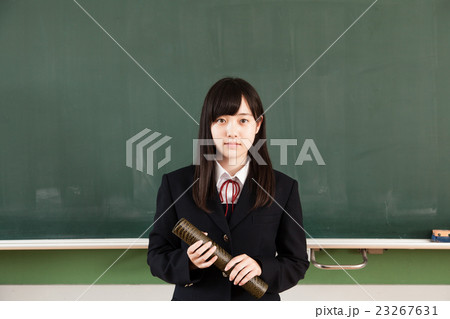 黒板の前の卒業証書を持った女子学生 黒板の前の卒業証書を持った女子学生 23267631