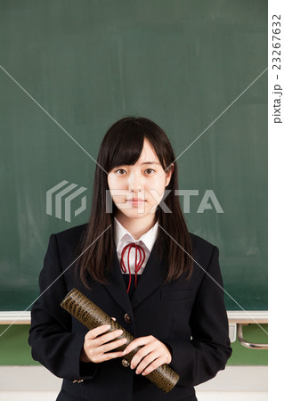 黒板の前の卒業証書を持った女子学生 黒板の前の卒業証書を持った女子学生 23267632
