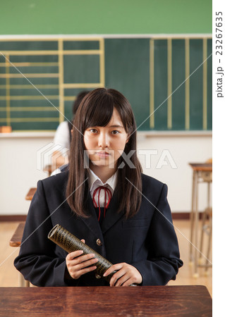 卒業証書を持つ女子学生 卒業証書を持つ女子学生 23267635