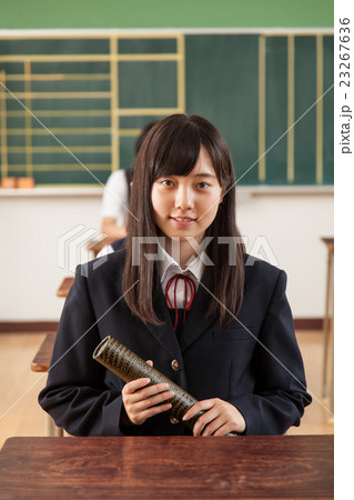 卒業証書を持つ女子学生 卒業証書を持つ女子学生 23267636