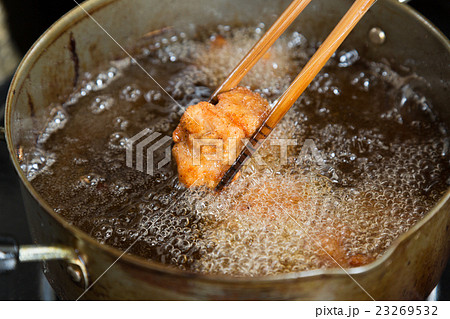 揚げ物　唐揚げ調理シーンイメージ 23269532