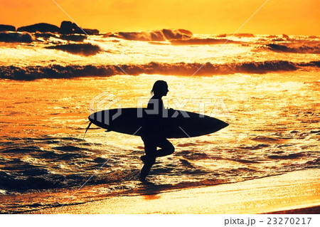 Silhouette of the surfer girl 23270217