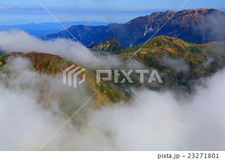 谷川連峰・茂倉岳から見る雲懸る蓬峠・大源太山・巻機山方面 谷川連峰・茂倉岳から見る雲懸る蓬峠・大源太山・巻機山方面 23271801