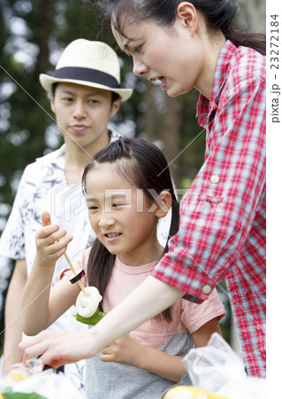 家族でバーベキュー 家族でバーベキュー 23272184