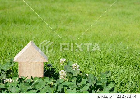 積み木の家　クローバーの花と芝生 23272344