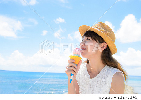 アイスを食べる女性の写真素材