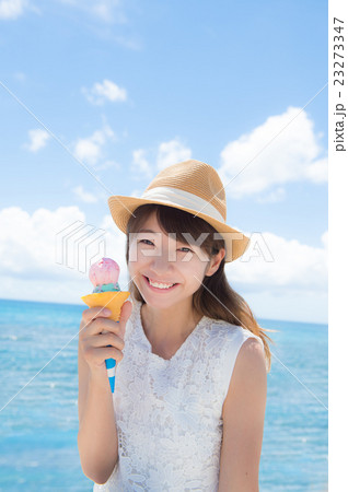 アイスを食べる女性 23273347
