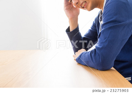 体調不良  パーツ 頭痛 偏頭痛 男性 ポートレート 男の人 リビング コピースペース 体調不良  パーツ 頭痛 偏頭痛 男性 ポートレート 男の人 リビング コピースペース 23275903