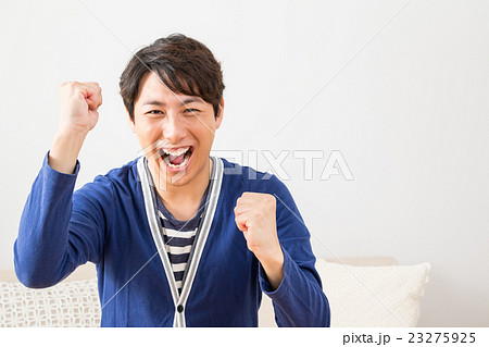 嬉しい　笑顔の男性　興奮した男性　ポートレート　男の人　リビング　コピースペース 23275925