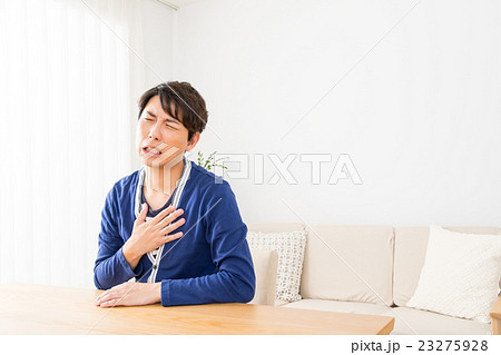 動悸息切れ, 胸が苦しい, 息切れ, 肺, 男性　ポートレート　男の人　リビング　コピースペース 23275928