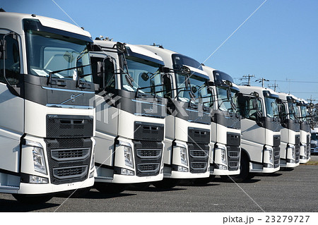 大型トラックが並んでいる風景 大型トラックが並んでいる風景 23279727