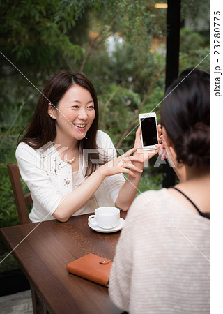 カフェ　女性　撮影協力：TENOHA DAIKANYAMA 23280776