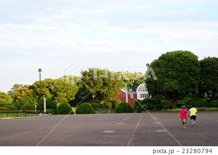 港の見える丘公園で遊ぶ子供たち 港の見える丘公園で遊ぶ子供たち 23280794