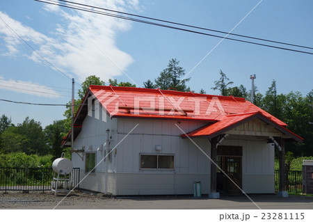 小さな赤い屋根の駅舎　　富良野線　美馬牛駅 23281115