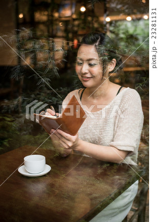 カフェ 女性 撮影協力:TENOHA DAIKANYAMA カフェ 女性 撮影協力:TENOHA DAIKANYAMA 23281131