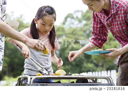 家族でバーベキュー 家族でバーベキュー 23281616