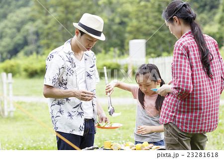 家族でバーベキュー 家族でバーベキュー 23281618