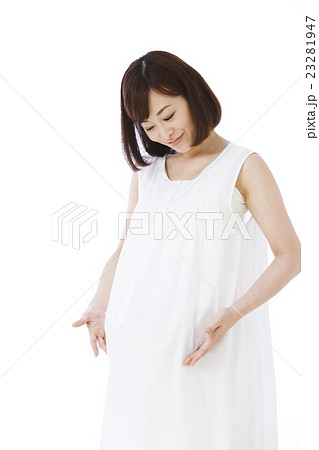 妊婦 妊娠 女性 笑顔 ミドル 人物 マタニティー マタニティ 高齢出産 白バック 妊婦 妊娠 女性 笑顔 ミドル 人物 マタニティー マタニティ 高齢出産 白バック 23281947