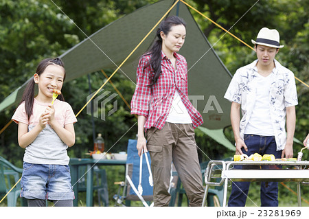 家族でバーベキュー 23281969