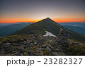 朝焼けのオプタテシケ山 23282327