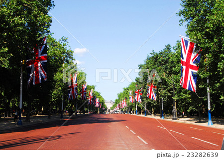 英国 バッキンガム宮殿とザ・マルのユニオンジャック 英国 バッキンガム宮殿とザ・マルのユニオンジャック 23282639