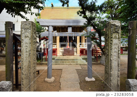 皆中稲荷神社 鳥居 & 拝殿 2014年8月 ( 皆中神社 ) 東京都 新宿区 百人町 皆中稲荷神社 鳥居 & 拝殿 2014年8月 ( 皆中神社 ) 東京都 新宿区 百人町 23283058