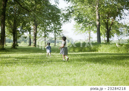 かけっこする兄弟 かけっこする兄弟 23284218
